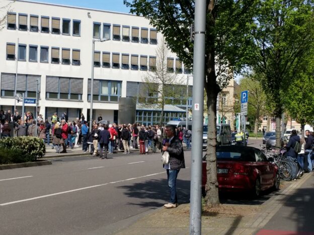 Rechte Querfront feiert Corona-Party vor der Polizei in Heidelberg