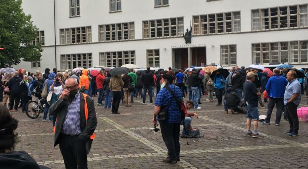 Corona-Kundgebung in Heidelberg mit Reichsflaggen, Judenstern, jeder Menge Nazis und antifaschistischem Gegenprotest