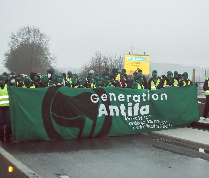 Menschen in einer Blockade mit dem Banner 'Generation Antifa'